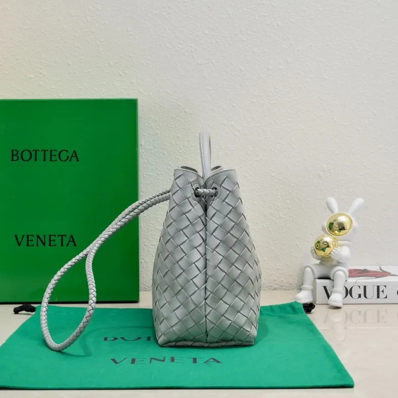 The 2023 new Andiamo batch of 2260 BV has been shipped‼ ️Really popular🔥The new Andiamo woven handbag launched by Bottega Veneta this season is really popular all over the world! ! Celebrities at home and abroad have worn it, and Oscar-winning actress Michelle Yeoh has taken it out on the street. Song Jia, Trai Yara, Yu Feihong, Sanji Ayaka, Rosie Hunting-Whiteley, Yoshioka Riho, etc. have all picked up this bag. It is classic and versatile, showing off its temperament, and the bag capacity is also large, which is very convenient for daily commuting! ! A variety of carrying methods, the shoulder straps can be adjusted by yourself, the original lambskin feels soft and delicate, and the unisex style breaks gender boundaries and brings a more practical and longer-lasting use experience. Andiamo, which has both elegant and casual styles, perfectly interprets the true appearance of "fashionable old money style". Style number: 8463 Size: 32*24*12